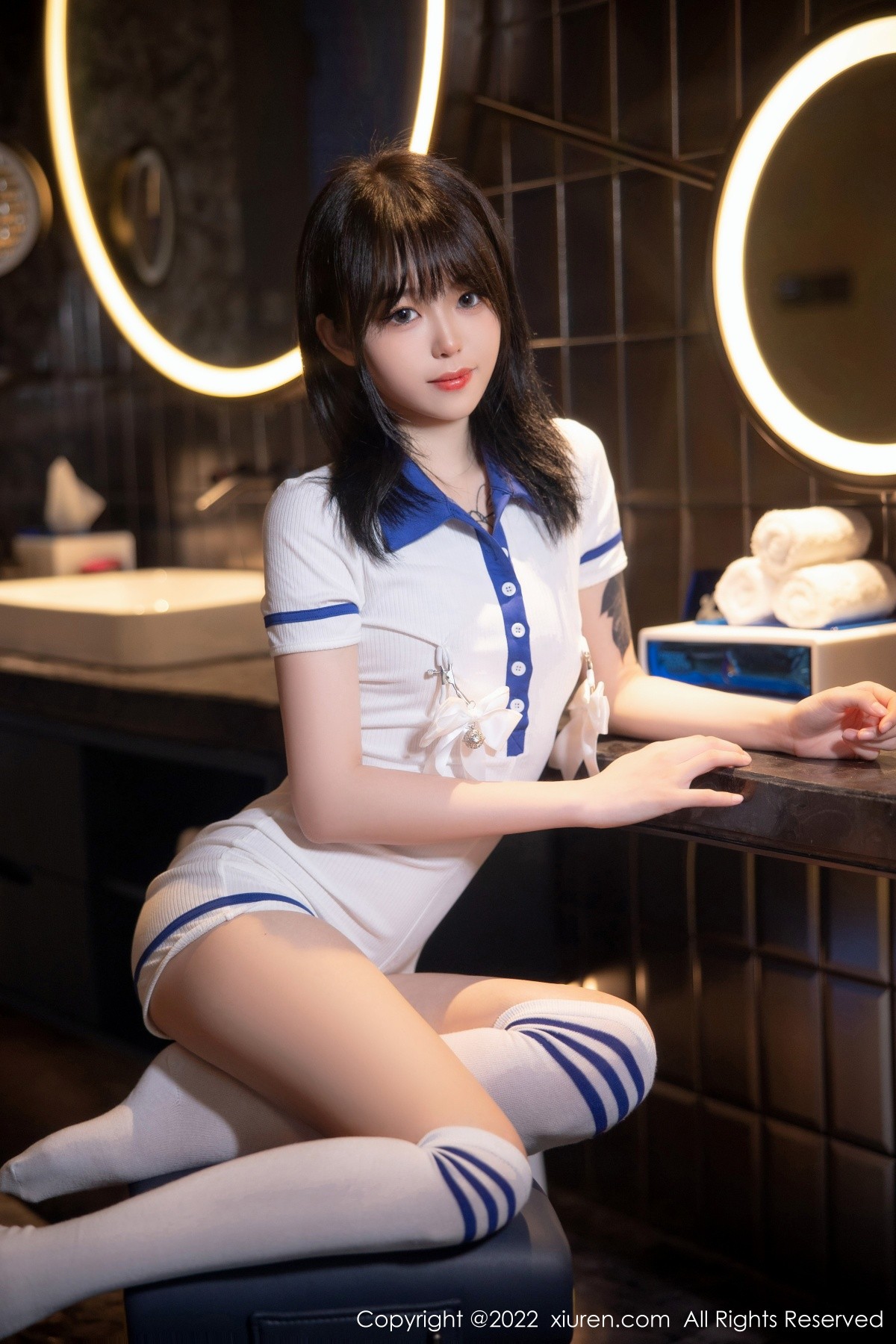 模特奶瓶性感白色水手服饰配白色长袜秀苗条身材迷人美腿写真