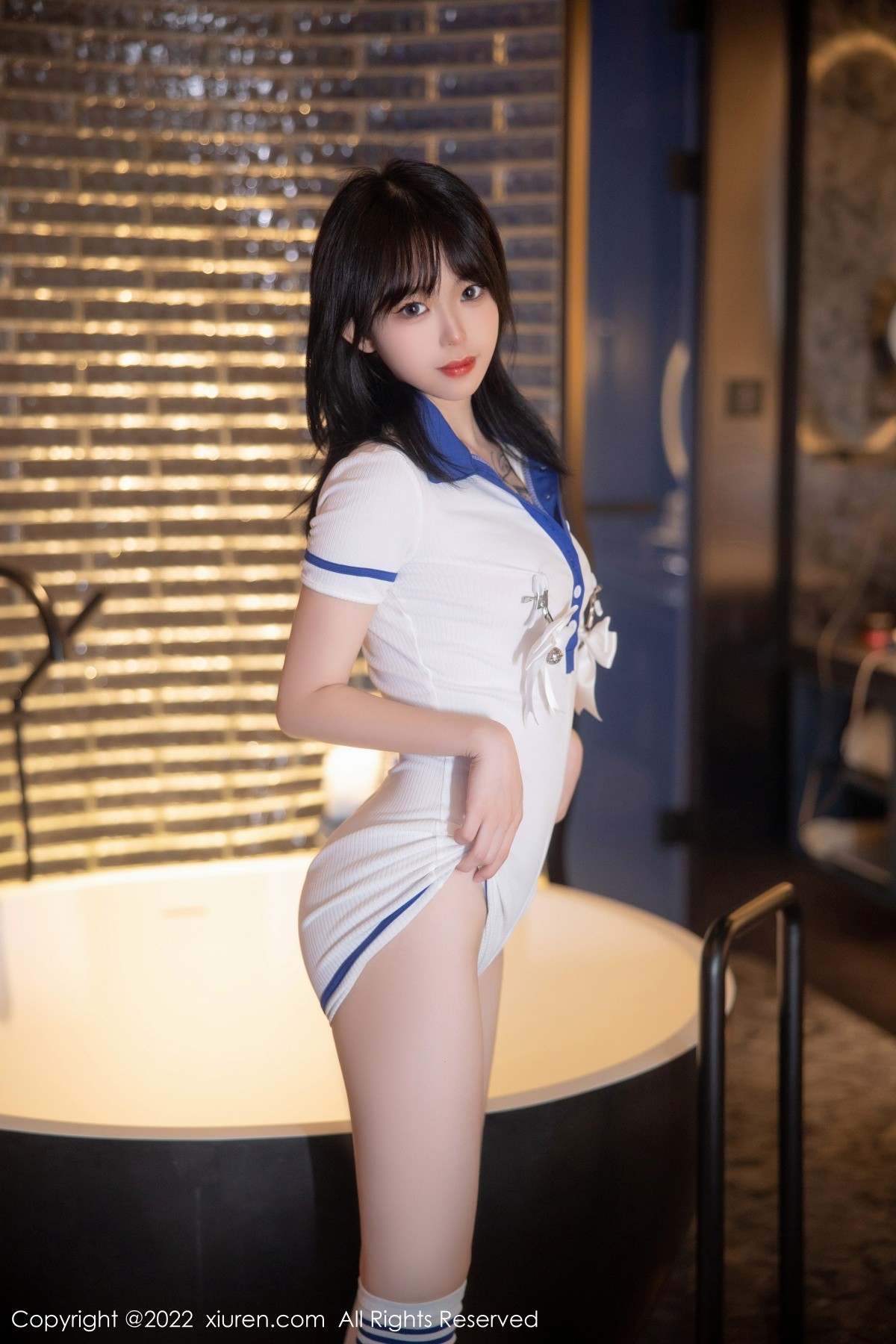 模特奶瓶性感白色水手服饰配白色长袜秀苗条身材迷人美腿写真