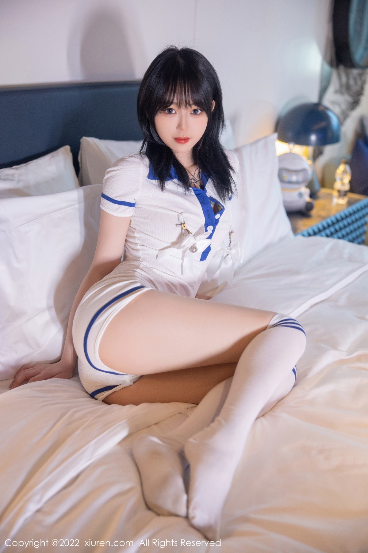 模特奶瓶性感白色水手服饰配白色长袜秀苗条身材迷人美腿写真