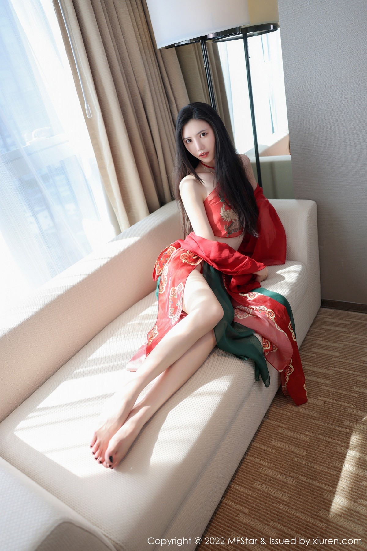 新人模特吴思晚红色古典薄纱服饰配性感肚兜迷人诱惑写真