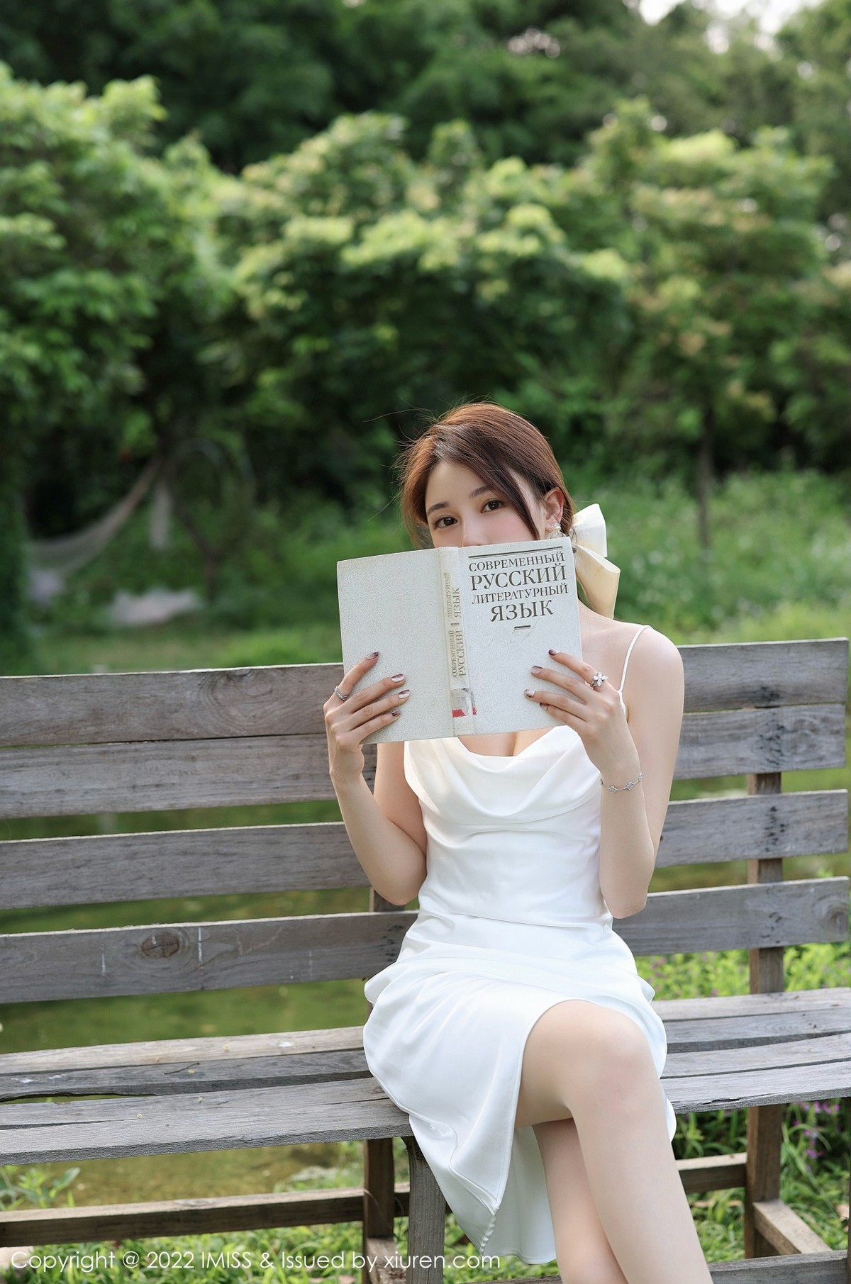 气质女神Lynn刘奕宁户外田园性感白色连身裙秀曼妙身材迷人写真