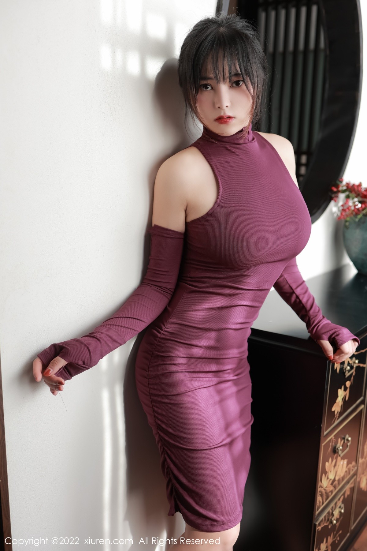 模特奈沐子澳门旅拍室内场景紫红色连衣裙秀曼妙身材诱惑写真