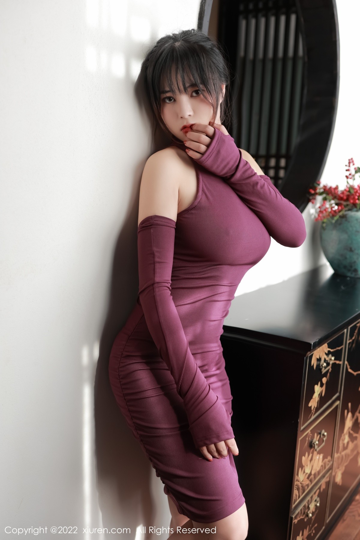 模特奈沐子澳门旅拍室内场景紫红色连衣裙秀曼妙身材诱惑写真