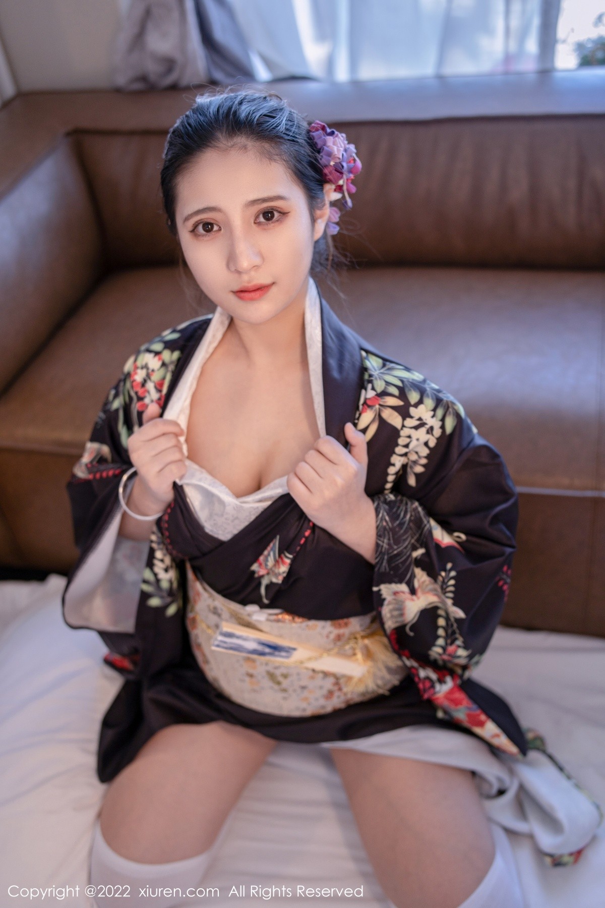 模特久久Aimee日系居家和服半脱露白色抹胸内衣秀豪乳诱惑写真