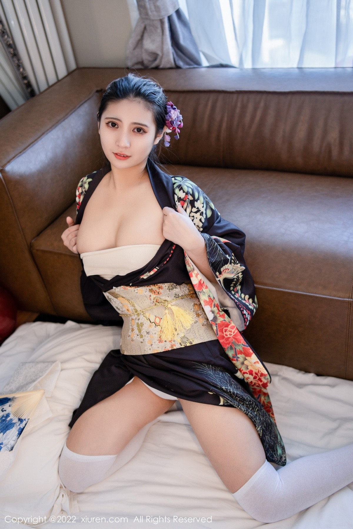 模特久久Aimee日系居家和服半脱露白色抹胸内衣秀豪乳诱惑写真