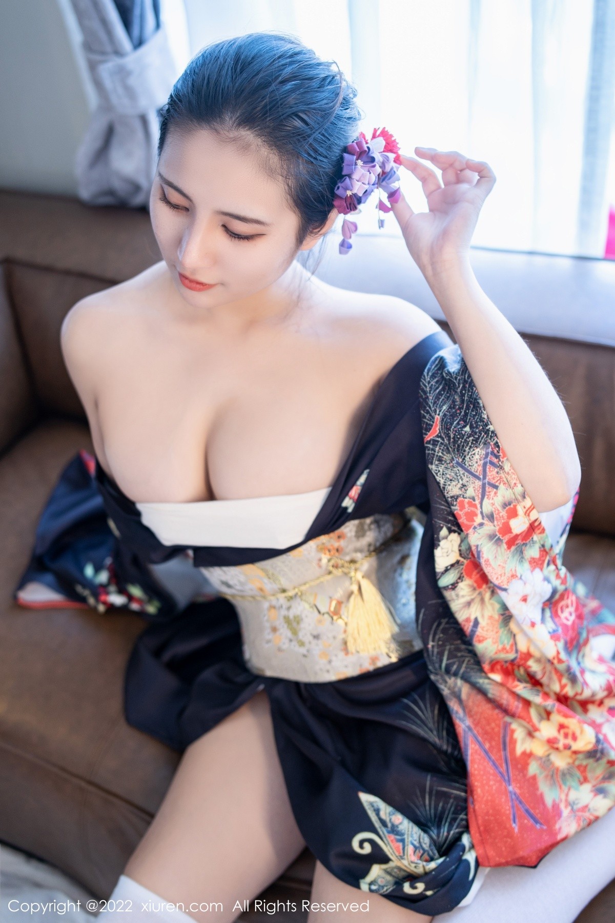 模特久久Aimee日系居家和服半脱露白色抹胸内衣秀豪乳诱惑写真