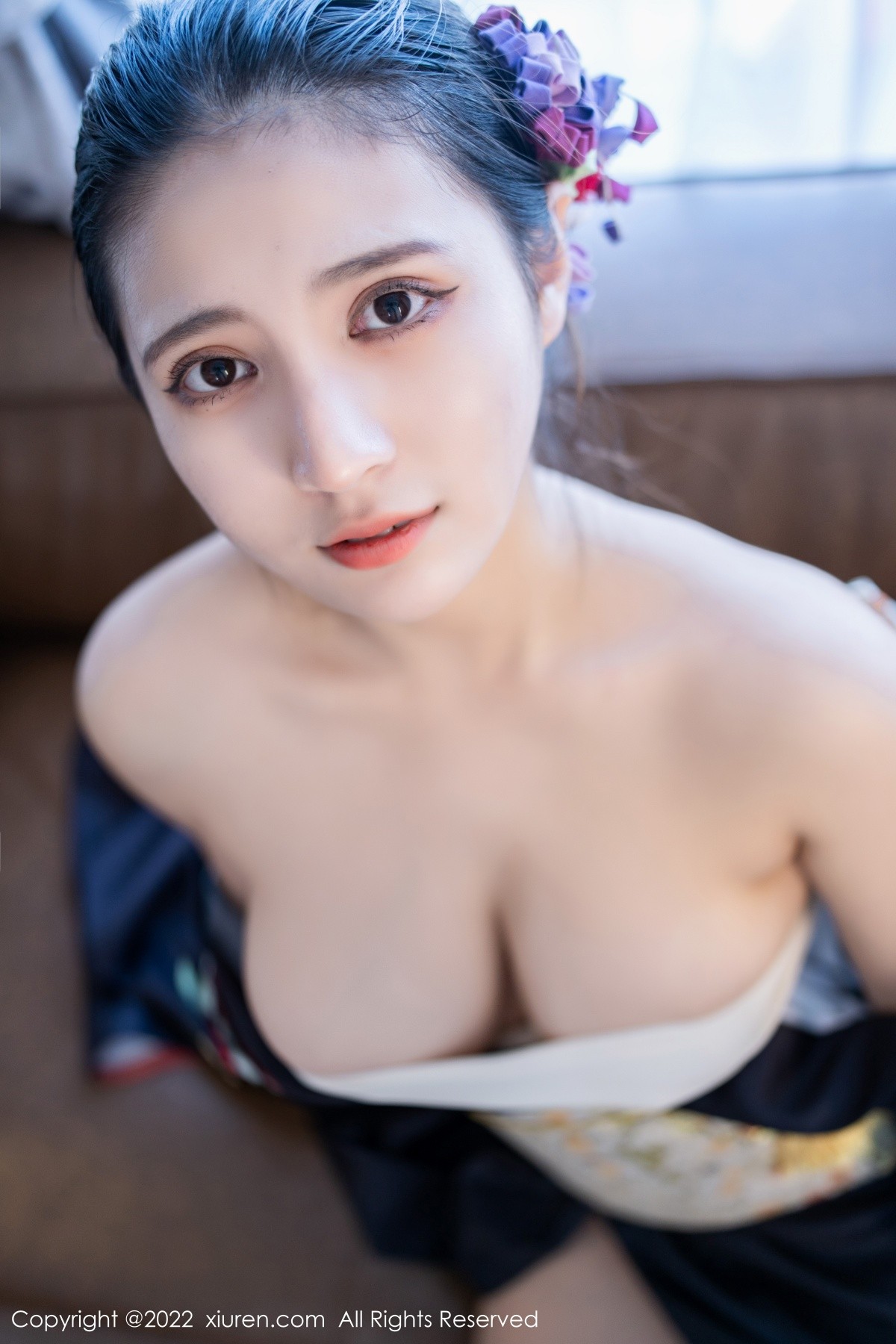 模特久久Aimee日系居家和服半脱露白色抹胸内衣秀豪乳诱惑写真