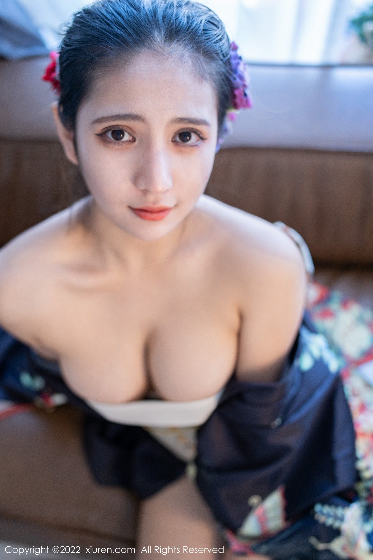 模特久久Aimee日系居家和服半脱露白色抹胸内衣秀豪乳诱惑写真