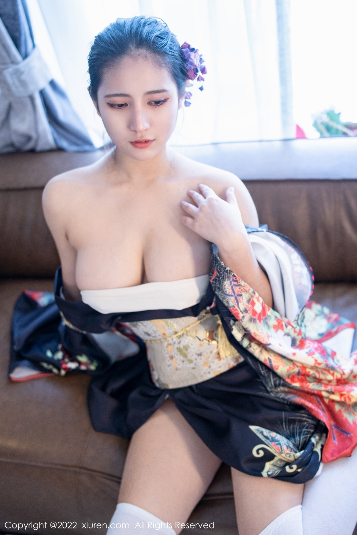 模特久久Aimee日系居家和服半脱露白色抹胸内衣秀豪乳诱惑写真