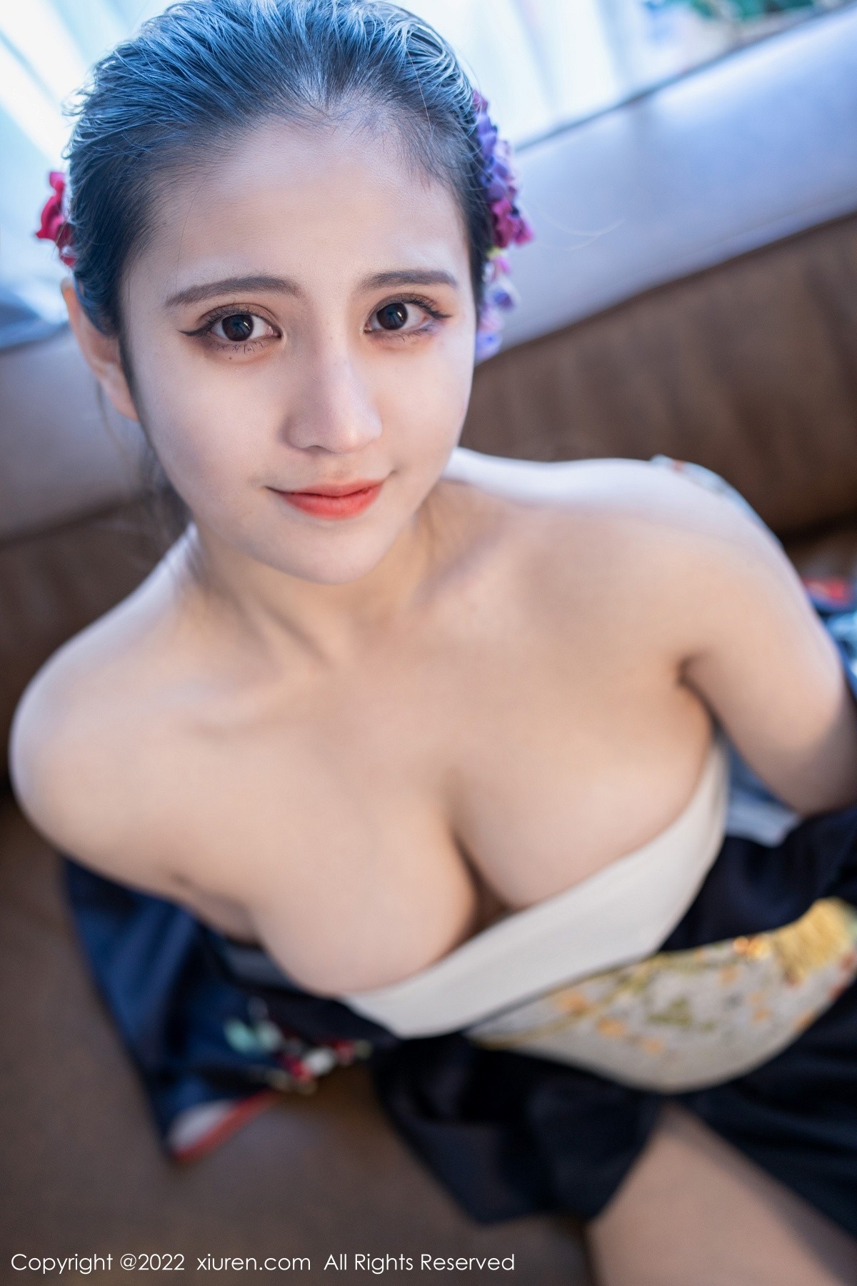 模特久久Aimee日系居家和服半脱露白色抹胸内衣秀豪乳诱惑写真