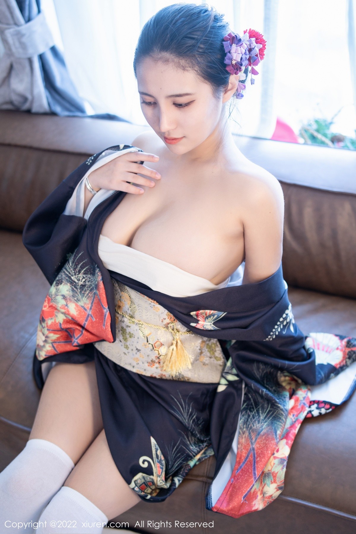 模特久久Aimee日系居家和服半脱露白色抹胸内衣秀豪乳诱惑写真