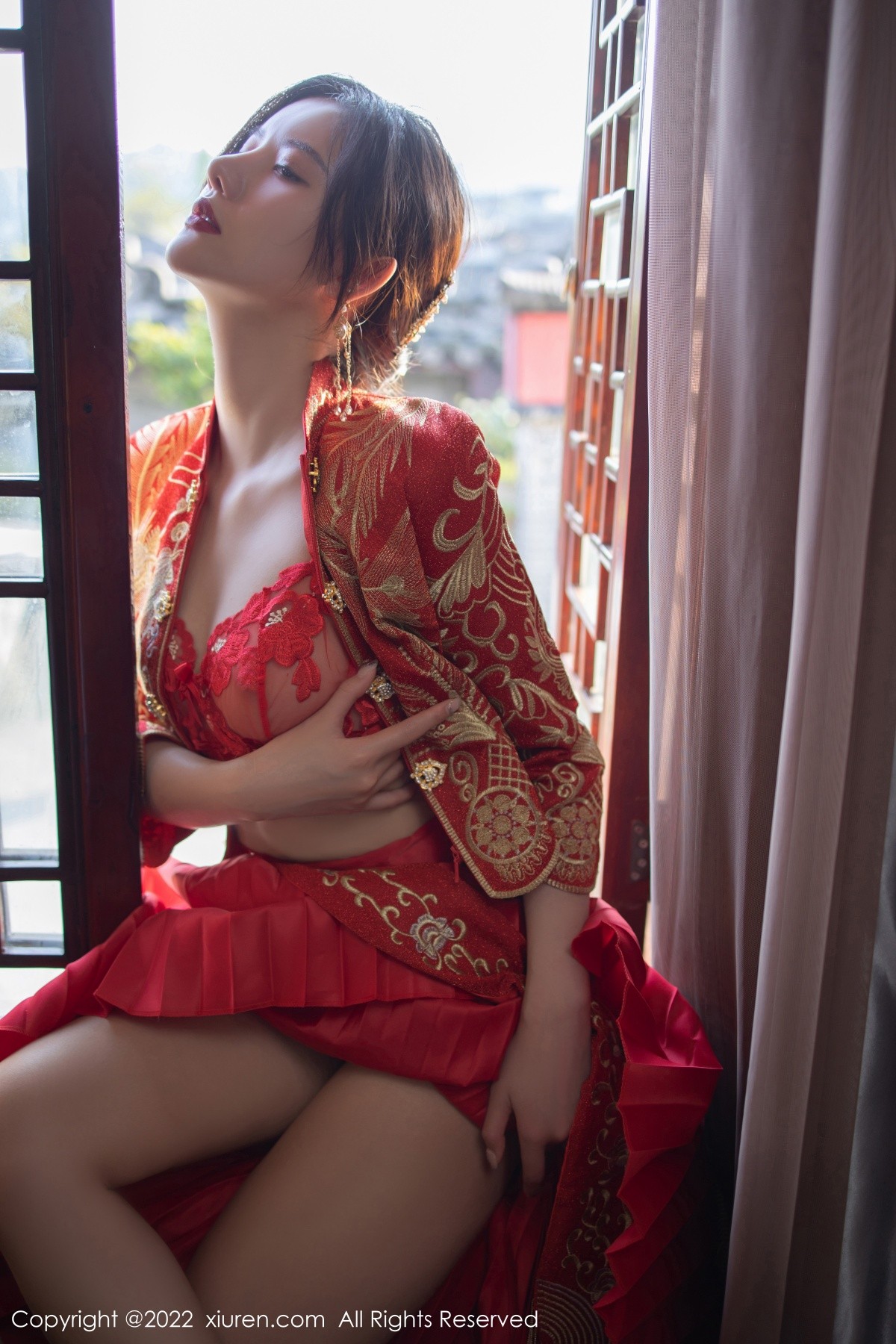模特就是阿朱啊云南旅拍性感红色喜服露轻透情趣内衣诱惑写真