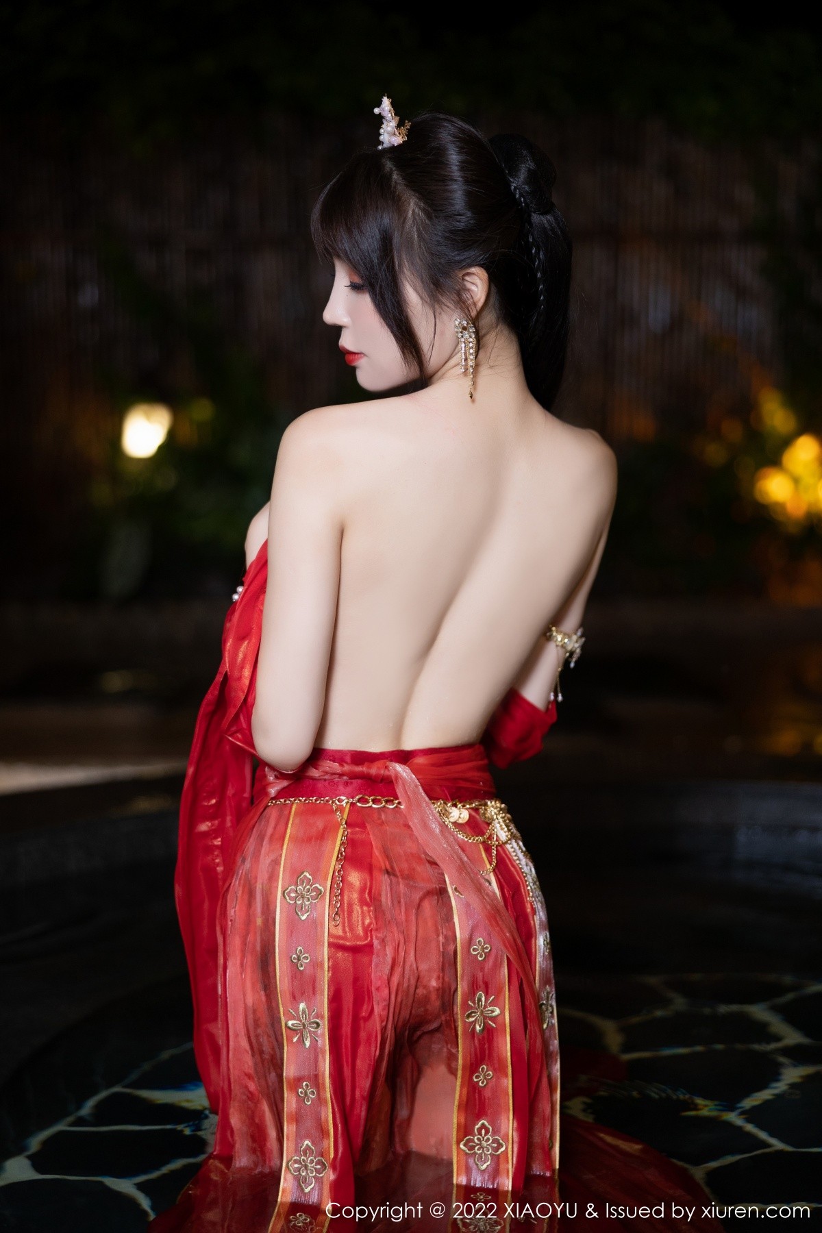 女神徐莉芝Booty泳池性感红色轻透古装服饰秀完美身材诱惑写真