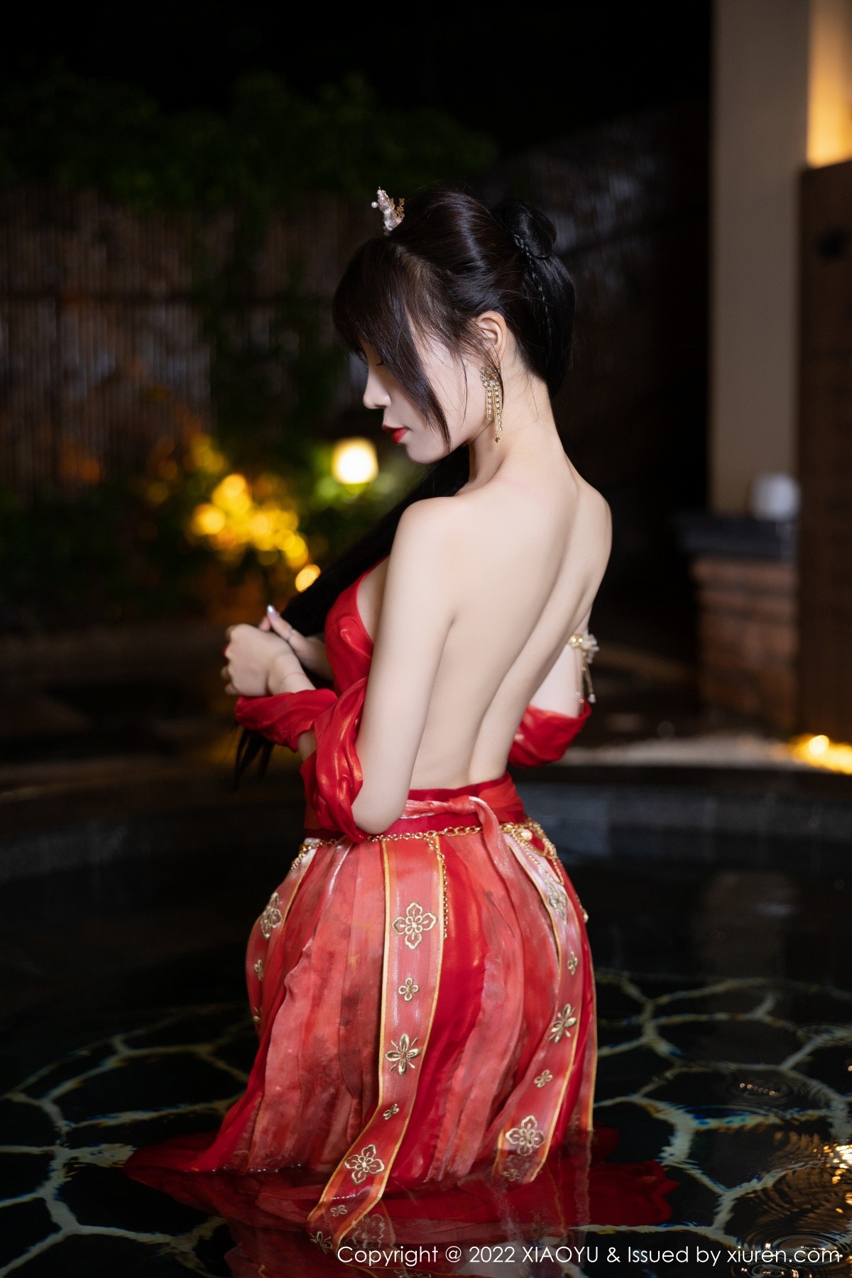 女神徐莉芝Booty泳池性感红色轻透古装服饰秀完美身材诱惑写真