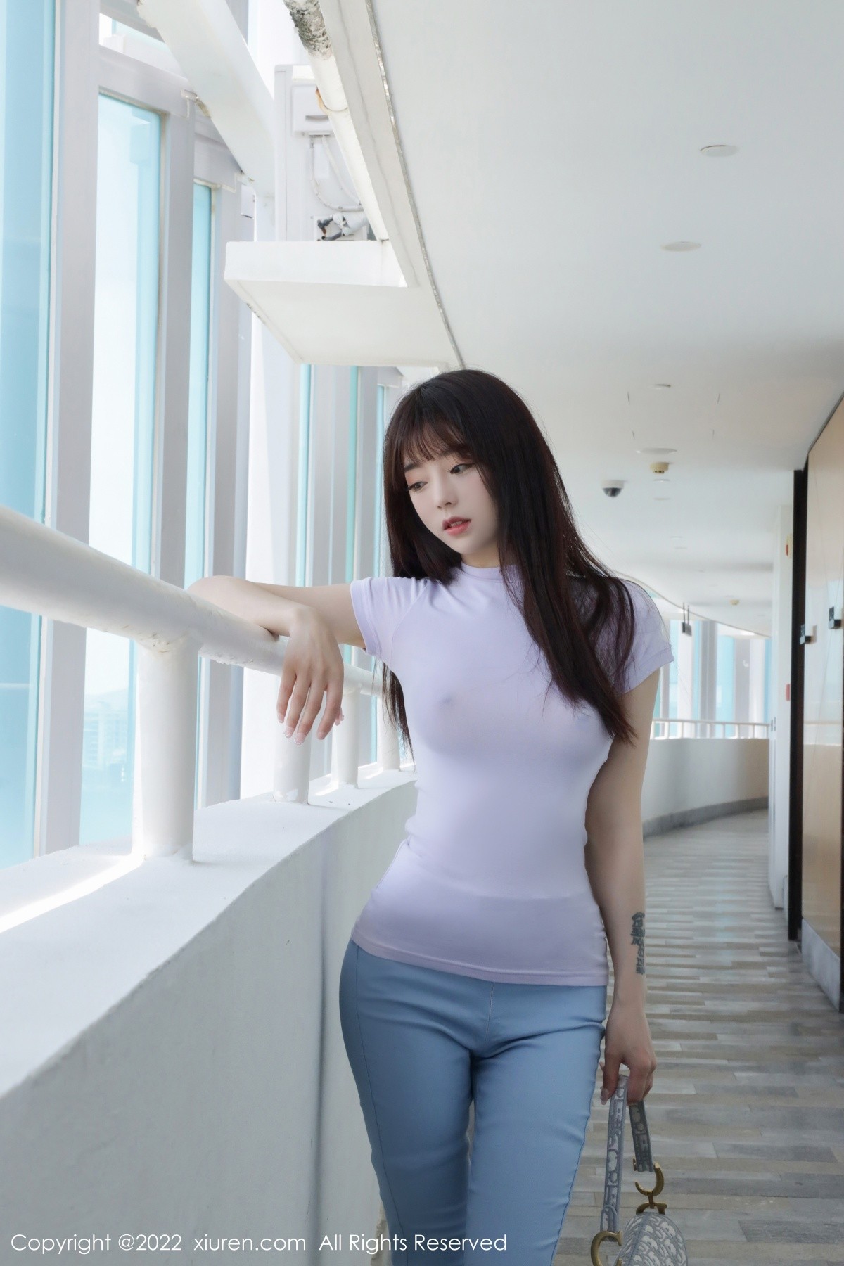 模特佘贝拉bella三亚旅拍紫色收身衣配长裤秀完美身材诱惑写真