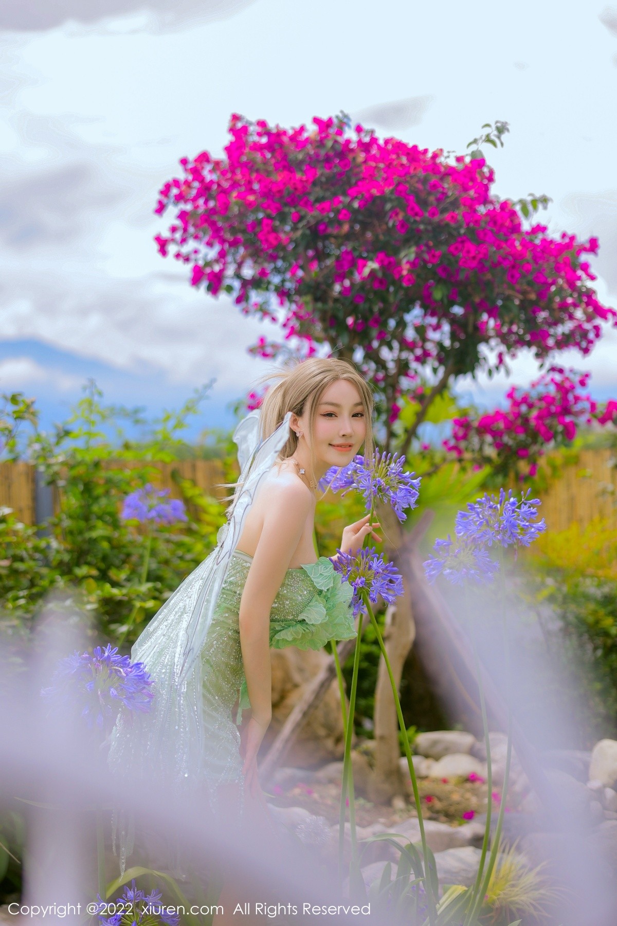 女神朱可儿Flora大理旅拍绿色精灵服饰低胸秀傲人豪乳诱惑写真