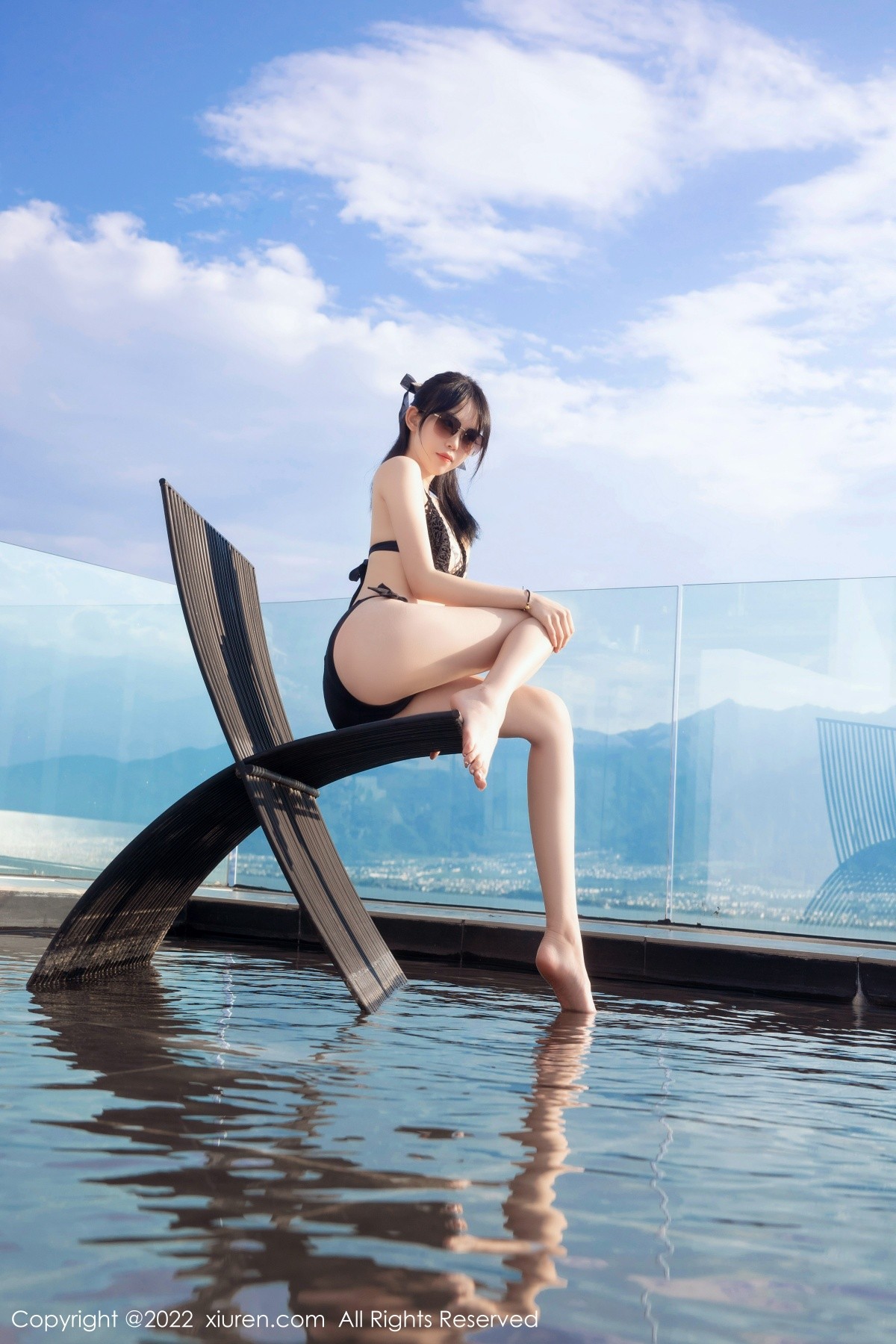 模特奶瓶大理旅拍泳池性感黑色比基尼秀曼妙身姿迷人诱惑写真