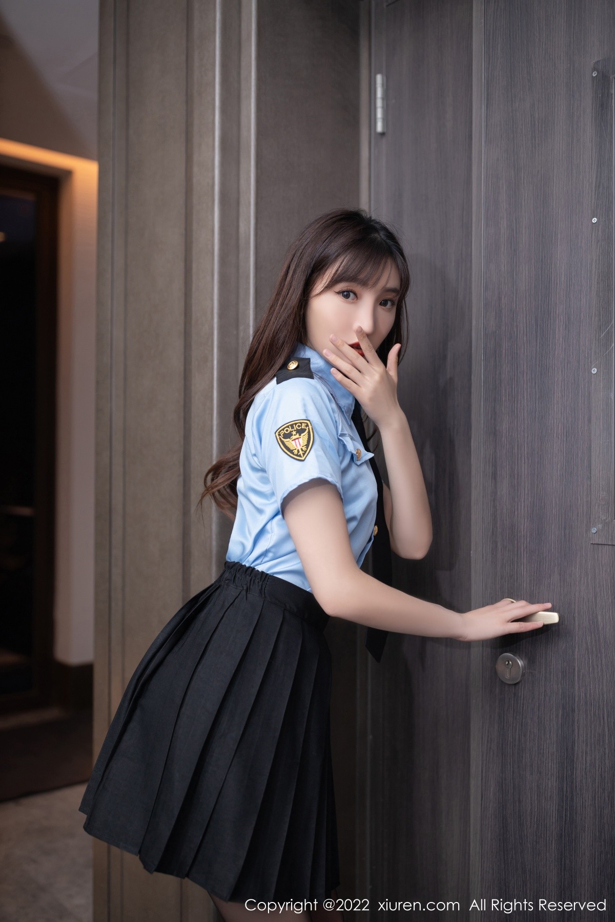 模特陆萱萱性感女警官制服半脱露深蓝色蕾丝内衣完美诱惑写真