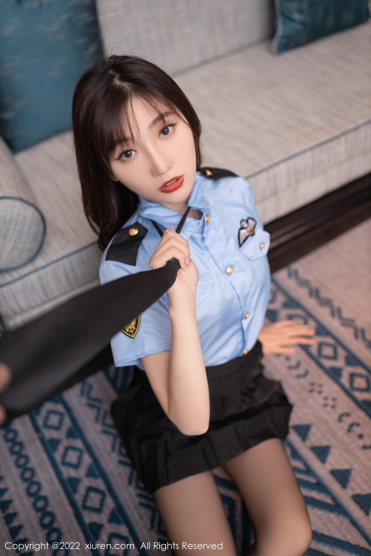 模特陆萱萱性感女警官制服半脱露深蓝色蕾丝内衣完美诱惑写真