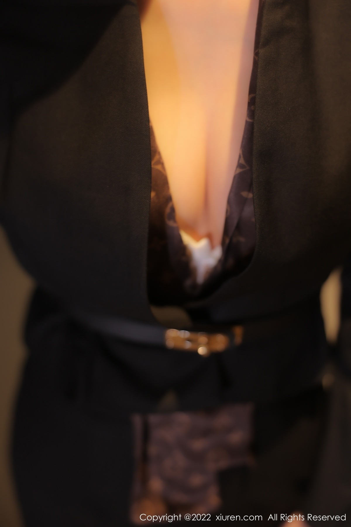 模特李雅柔182CM脱黑色职业套装露性感白色蕾丝内衣诱惑写真