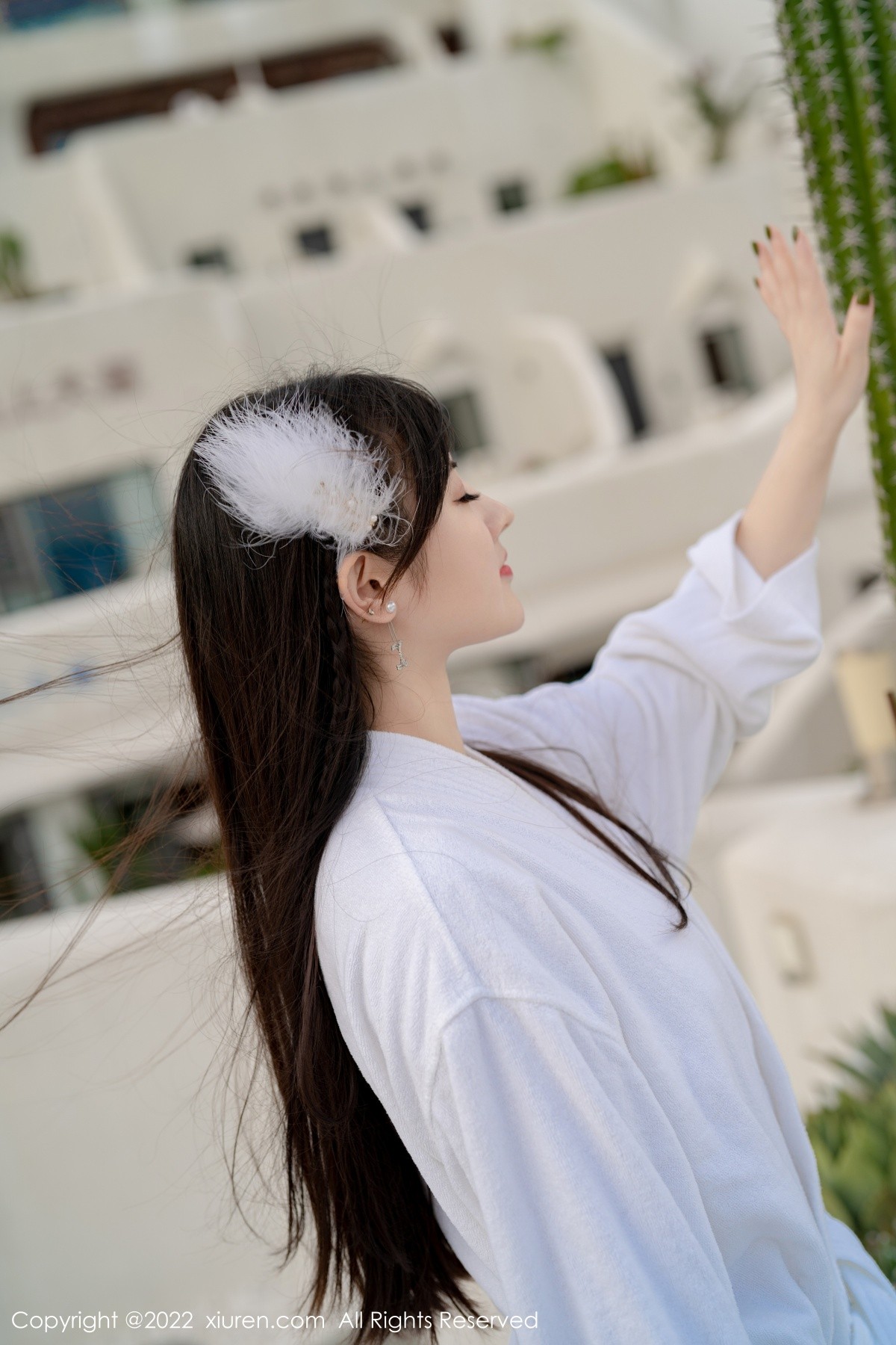 模特诗诗kiki大理旅拍户外性感白色比基尼秀惹火身材诱惑写真