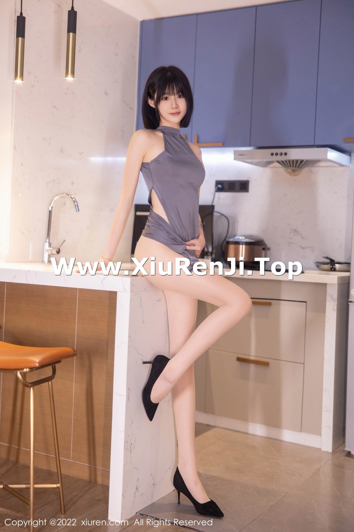 模特77qiqi私房性感深灰色连衣服饰配超薄肉丝裤袜甜美迷人写真