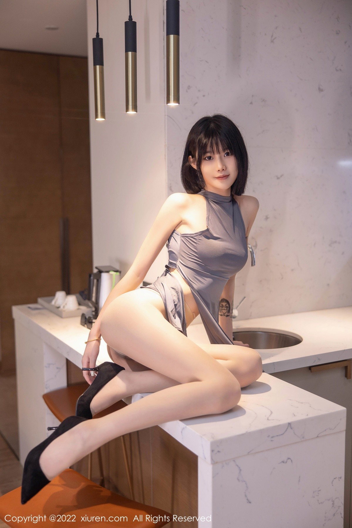 模特77qiqi私房性感深灰色连衣服饰配超薄肉丝裤袜甜美迷人写真