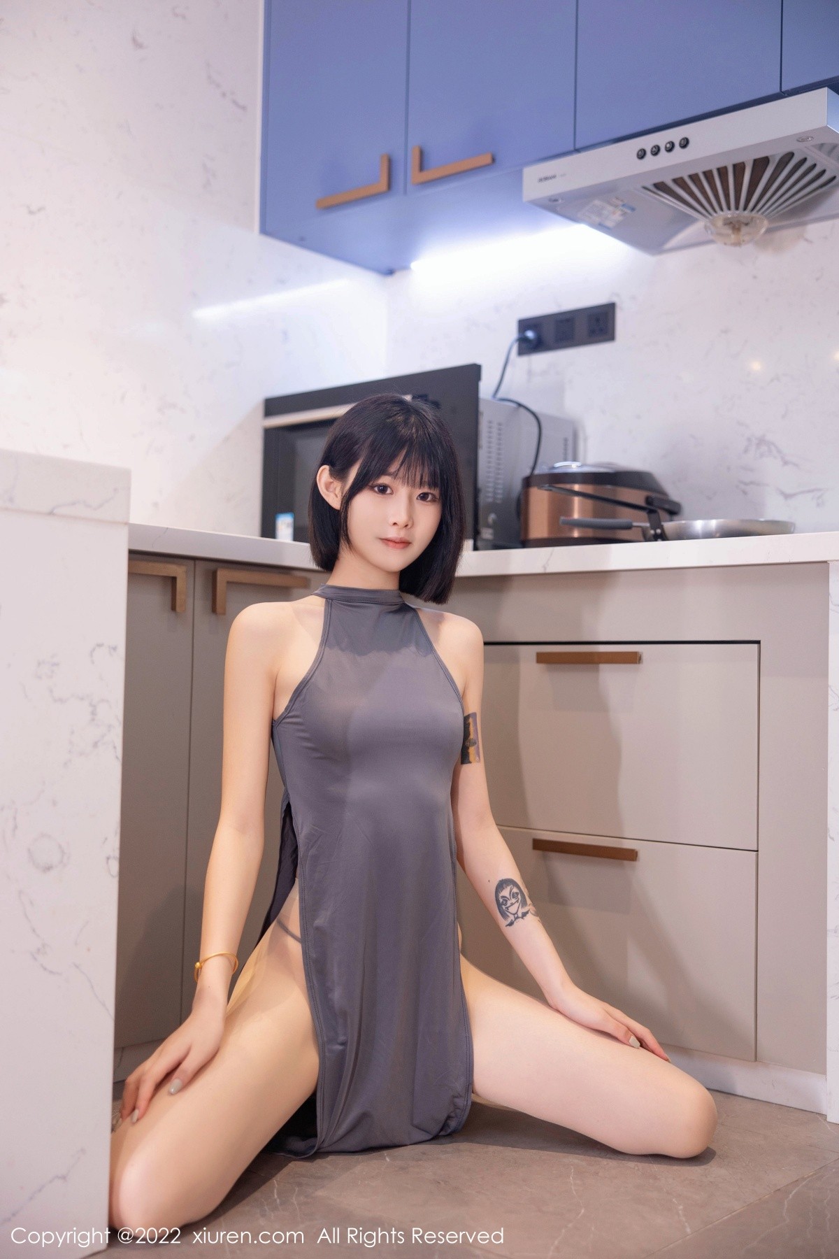 模特77qiqi私房性感深灰色连衣服饰配超薄肉丝裤袜甜美迷人写真