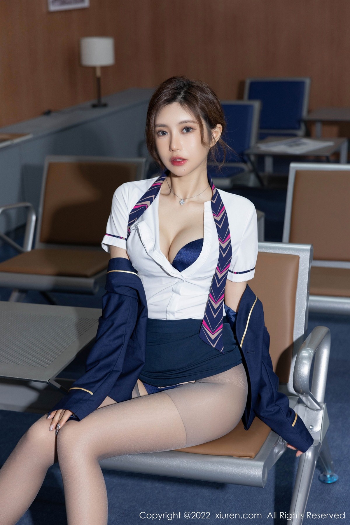 女神绮里嘉ula性感空姐制服半脱露蓝色内衣配开档灰丝诱惑写真