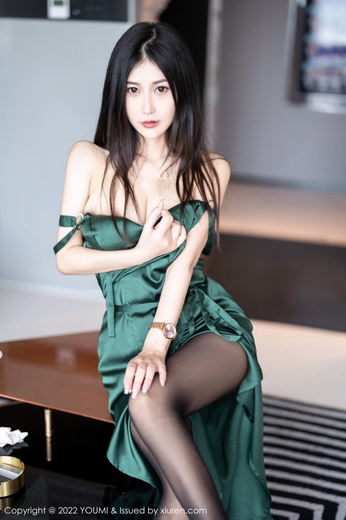 模特laura阿姣脱性感暗绿色长裙露黑色蕾丝内衣超薄黑丝诱惑写真