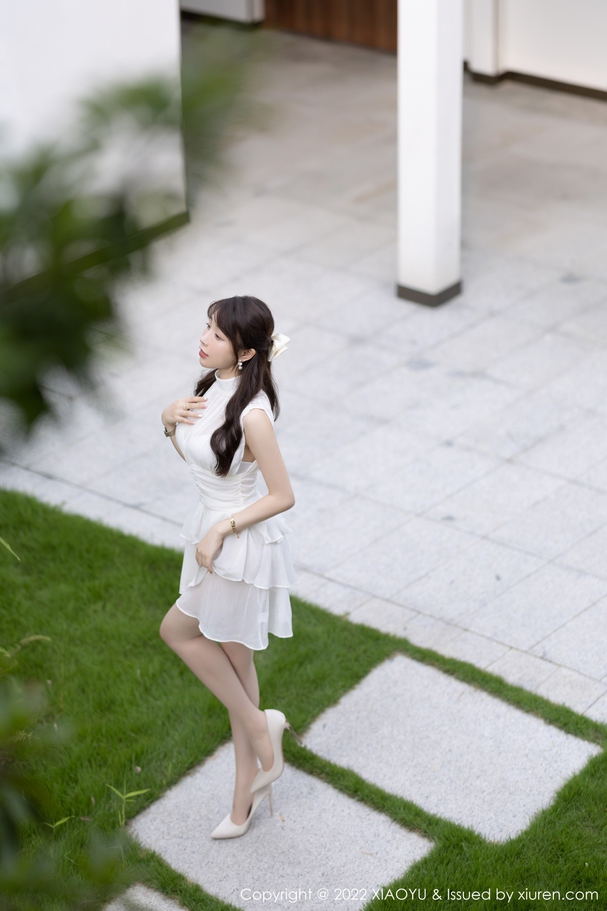 女神徐莉芝Booty脱白色连衣短裙露性感白色内衣完美诱惑写真