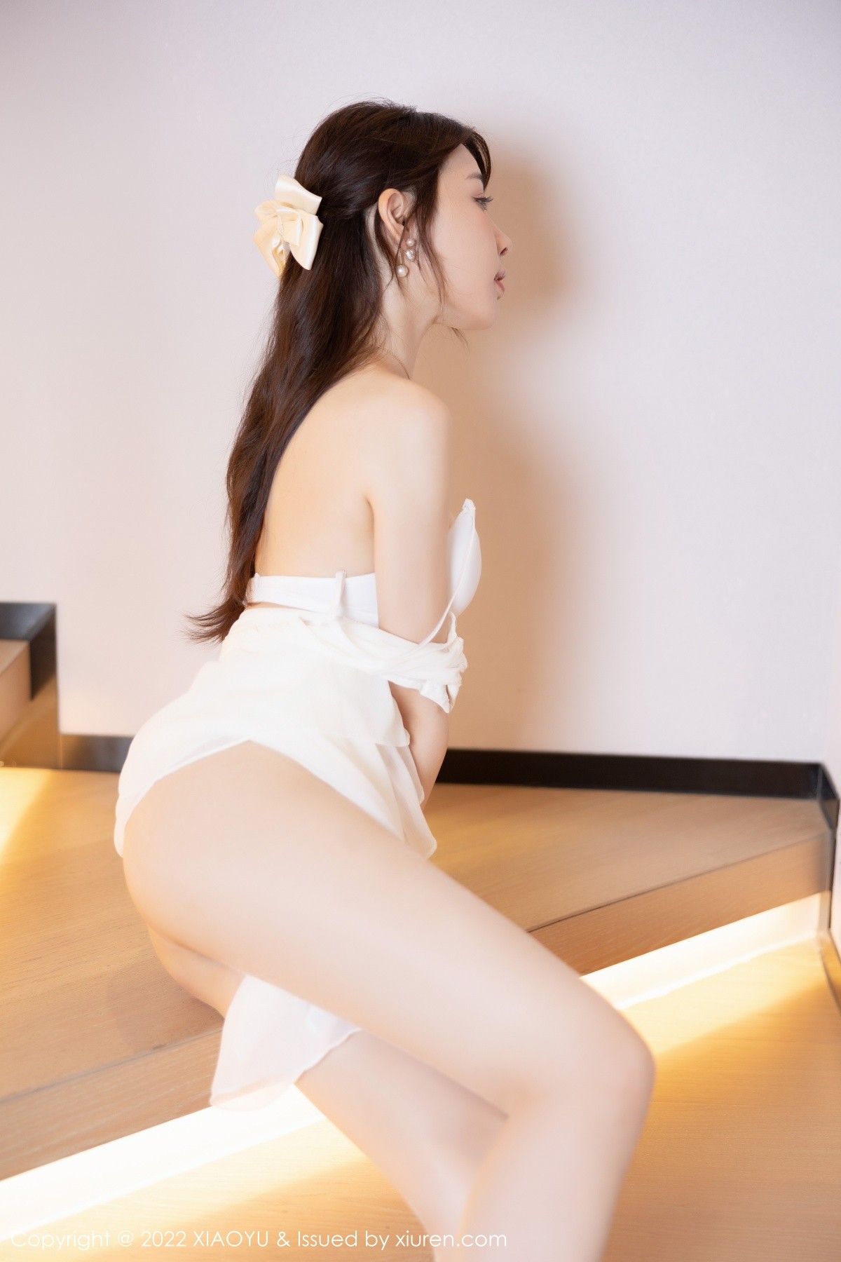 女神徐莉芝Booty脱白色连衣短裙露性感白色内衣完美诱惑写真