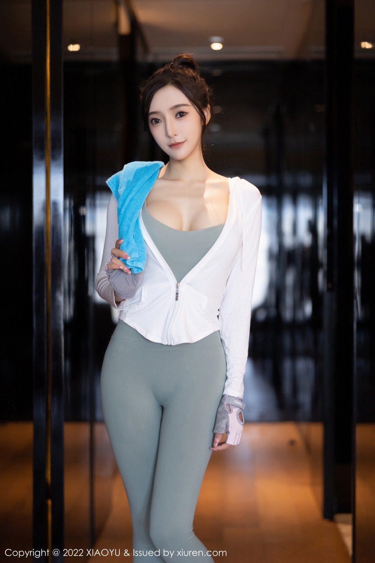 女神王馨瑶yanni健身所场绿灰色运动服半脱秀完美身材诱惑写真