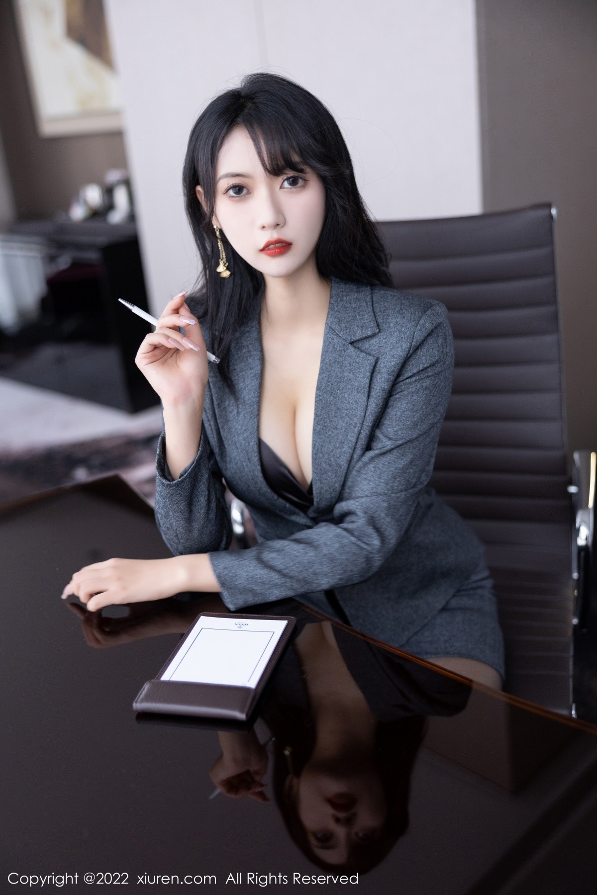 新人模特林子遥灰色Ol制服装露性感内衣超薄黑丝撩人诱惑写真