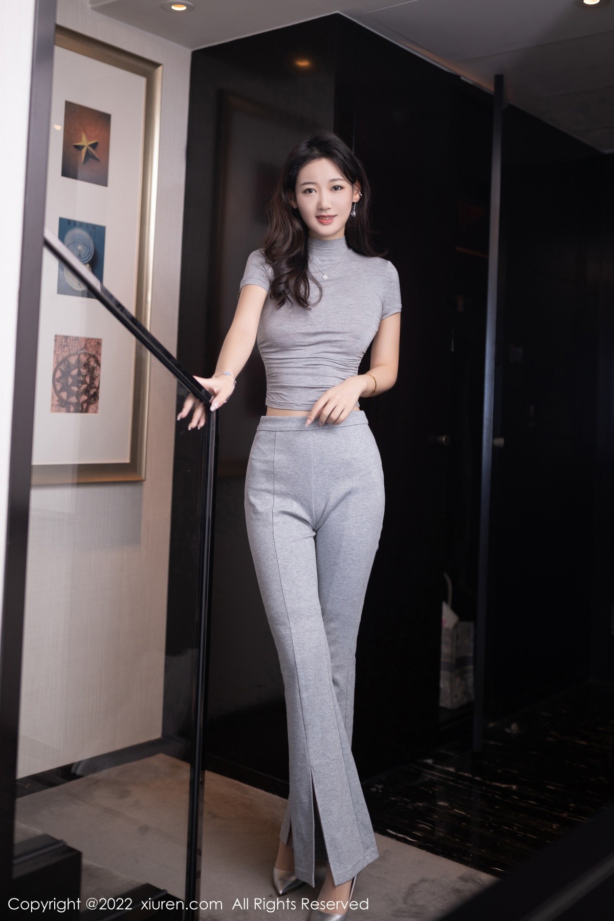 模特唐安琪北京旅拍性感灰色紧身套装半脱露蕾丝内裤诱惑写真