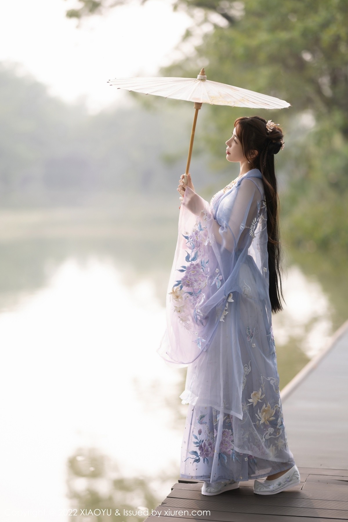 女神徐莉芝Booty杭州旅拍浅紫色古装服配超薄无内肉丝诱惑写真