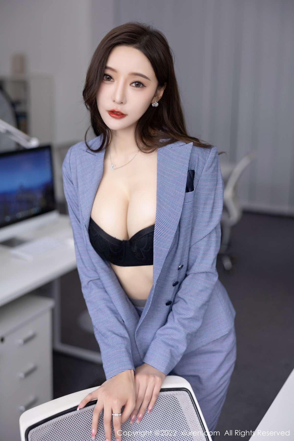 女神王馨瑶yanni私房脱蓝灰职业装露性感黑色内衣丰满诱惑写真