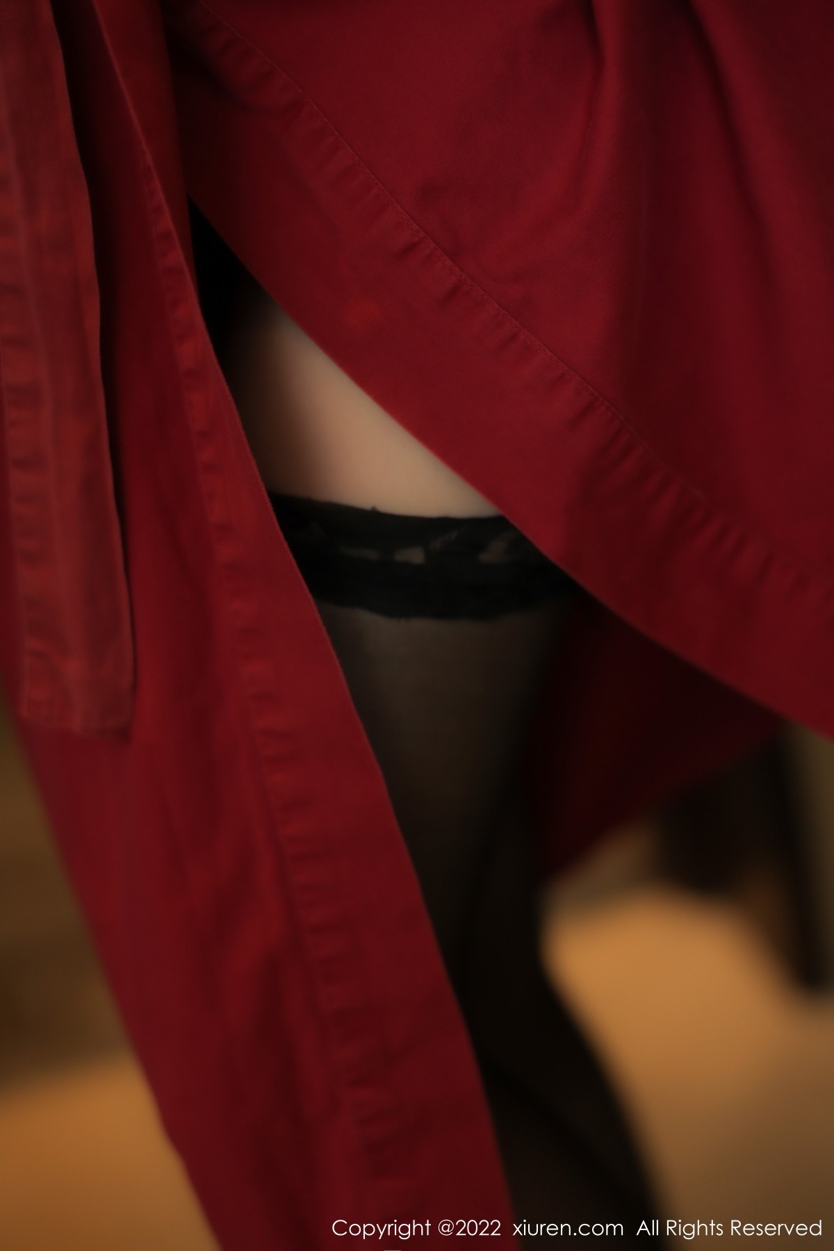 新人模特薇薇酱私房性感红色浴袍露黑色蕾丝内衣完美诱惑写真
