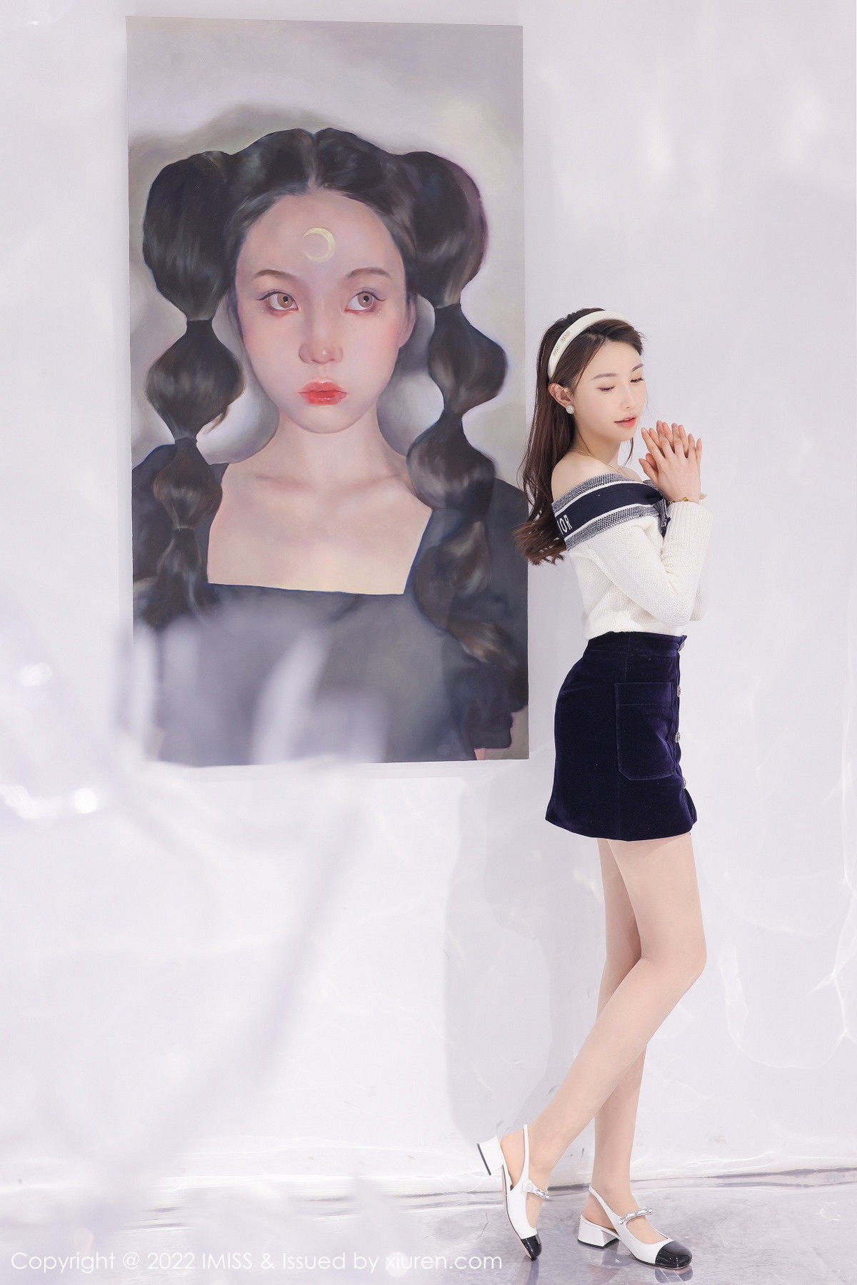 气质女神Lynn刘奕宁艺术工作室低胸服饰配黑短裙性感迷人写真
