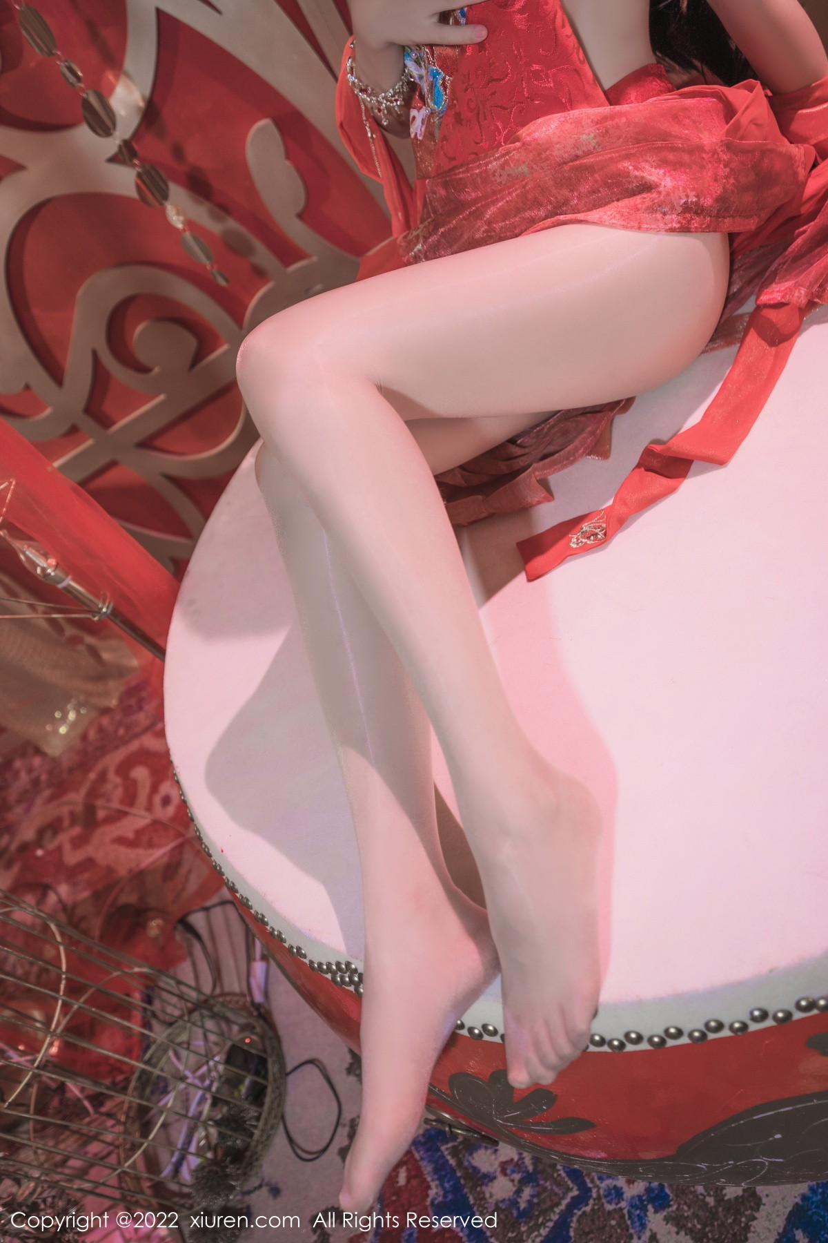 模特利世性感西域舞娘扮演红色薄纱连衣裙秀曼妙身姿诱惑写真