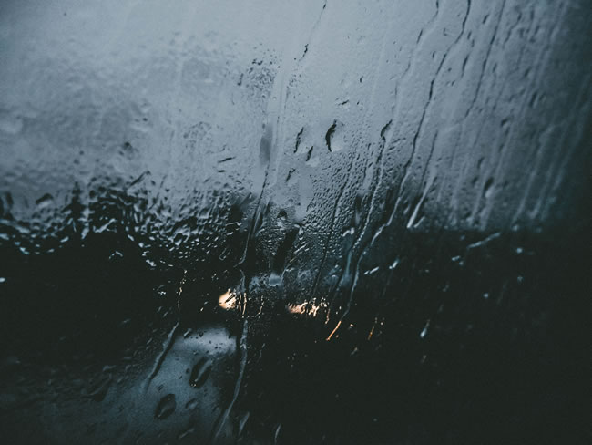 下着雨的玻璃窗外图片